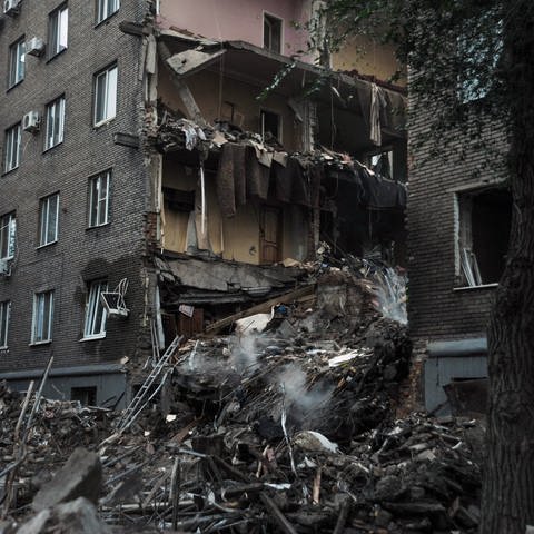 Ein bei einem russischen Angriff zerstörtes Wohnhaus in der Ukraine (Foto: IMAGO, IMAGO / NurPhoto)