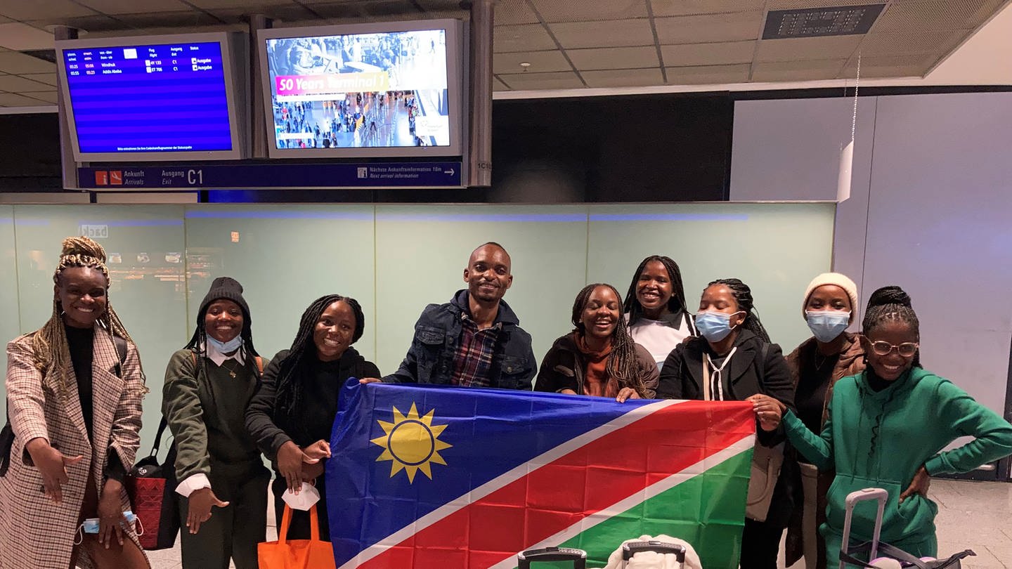 Ankunft der namibischen Fachkräfte am Frankfurter Flughafen. Fransina ist die dritte von rechts. (Foto: Camilla Carrara, Talent Orange)