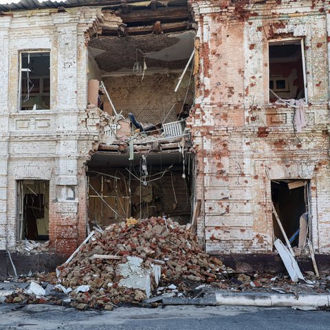 Zerstörtes Gebäude in der Ukraine (Foto: IMAGO, IMAGO / NurPhoto / Vyacheslav Madiyevskyi originalFilename: ukrinform-kupyansk221016_npdy0.jpg )