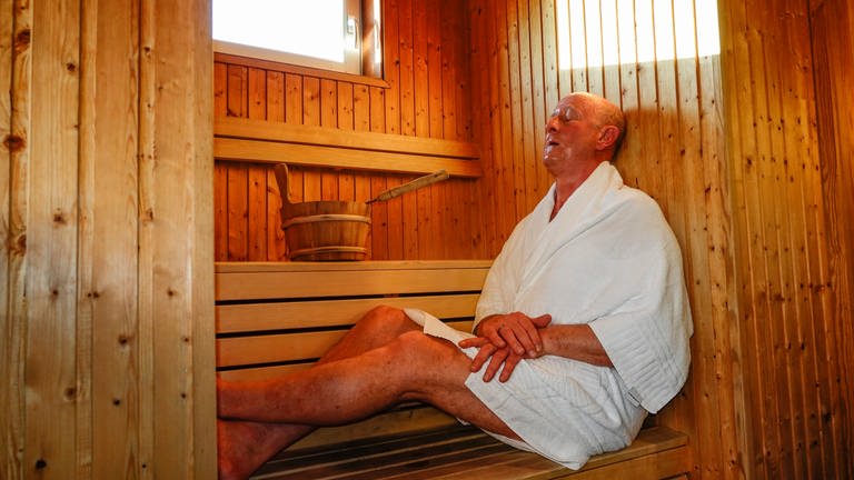 älterer Mann sitzt in einer Saunakabine (Foto: picture-alliance / Reportdienste, picture alliance / Alexander Farnsworth | Alexander Farnsworth)