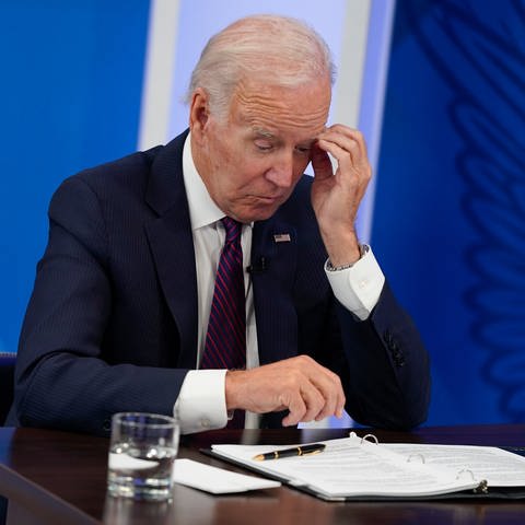 President Joe Biden listens during an event on the American Rescue Plan in the South Court Auditorium on the White House campus, Friday, Sept. 2, 2022, in Washington. (AP PhotoEvan Vucci) (Foto: picture-alliance / dpa, picture alliance / ASSOCIATED PRESS | Evan Vucci)