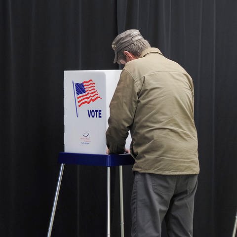 Zwei Männer eben in einem Wahllokal bei den Midterm-Wahlen in den USA ihre Stimmen ab (Foto: IMAGO, IMAGO / ZUMA Wire / Jerry Mennenga)