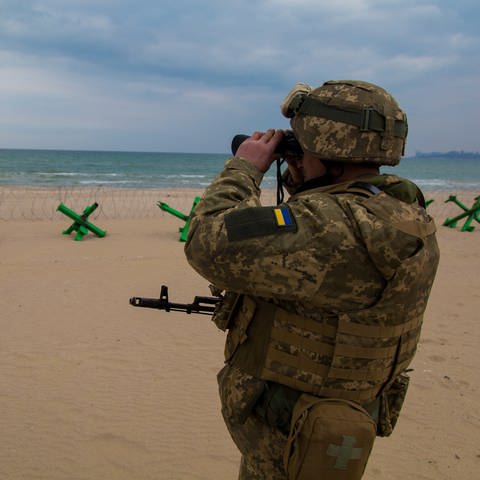  The beach in Odessa has become a military zone with sandbags, barriers, and soldiers guarding the shore, in preparation for a possible Russian attack. (Foto: picture-alliance / dpa, picture alliance / ZUMAPRESS.com | Louai Barakat)