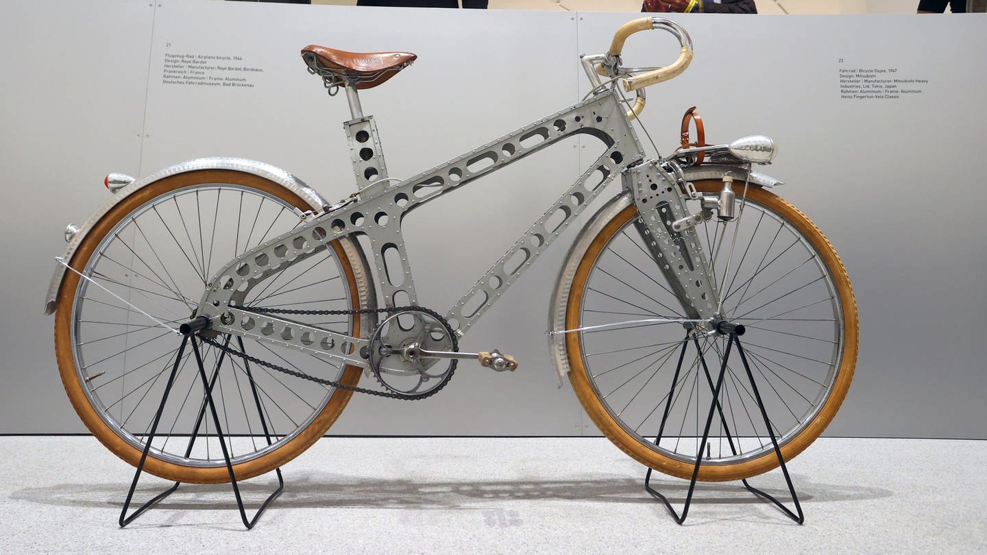 Ein französisches Flugzeugrad aus Aluminium aus dem Jahr 1946 ist in der Ausstellung „Das Fahrrad - Kultobjekt – Designobjekt“ in der Pinakothek der Moderne ausgestellt.