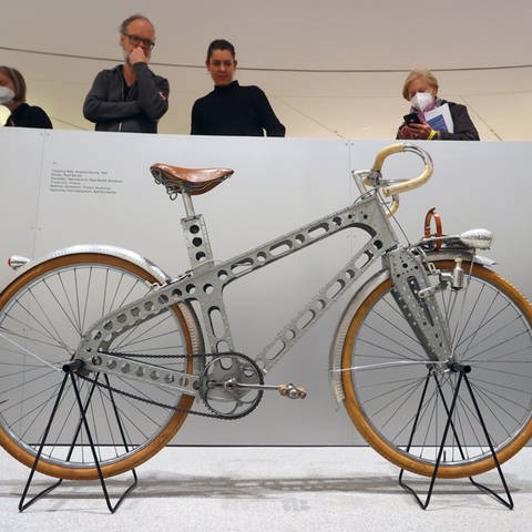Ein französisches Flugzeugrad aus Aluminium aus dem Jahr 1946 ist in der Ausstellung „Das Fahrrad - Kultobjekt – Designobjekt“ in der Pinakothek der Moderne ausgestellt. (Foto: dpa Bildfunk, picture alliance/dpa | Karl-Josef Hildenbrand)