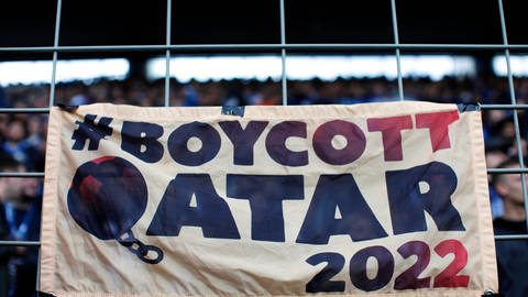 Fans rufen zum Boykott der WM in Katar auf  (Foto: IMAGO, IMAGO/Norbert Schmidt)
