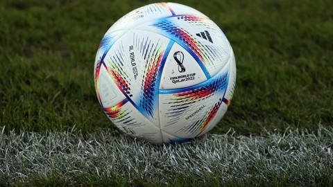 Deutschland, Pforzheim, 25.10.2022, Fussball, U19 DFB Deutschland - U19 Spanien (0:1): Al Rihla Pro adidas Spielball WM 2022 Qatar Katar Feature Logo Schriftzug. (Foto: picture-alliance / dpa, ressefoto Rudel | Robin Rudel)