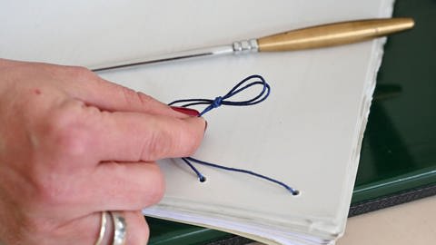Der badische Aktenknoten ist eine noch heute in der Justiz in Baden praktizierte Form der Aktenbündelung mittels Schnüren. (Foto: dpa Bildfunk, Uli Deck)