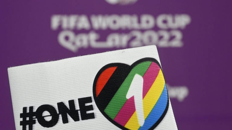 WM in Katar: Die One-Love Binde mit der Pride Flag (Foto: IMAGO, IMAGO/Panoramic International)