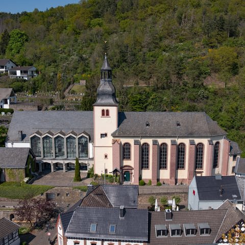 Katholische Pfarr- und Wallfahrtskirche Heimbach Altbau St. Clemens (r.) und Neubau Salvatorkirche (Foto: IMAGO, IMAGO / Wassilis Aswestopoulos)