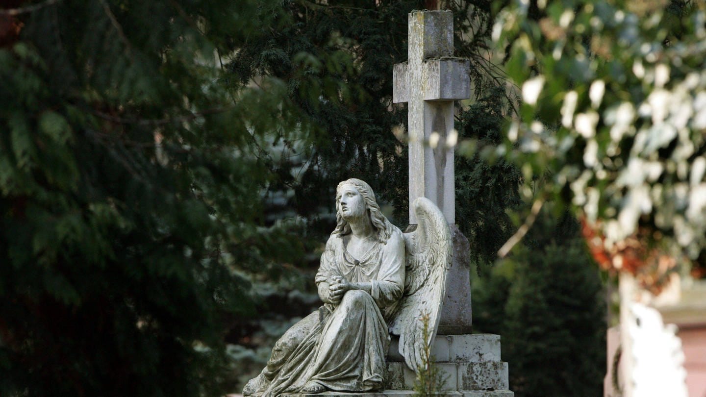 Engelsskulptur bewacht ein Grab auf dem Mainzer Hauptfriedhof (Foto: IMAGO, Rau)
