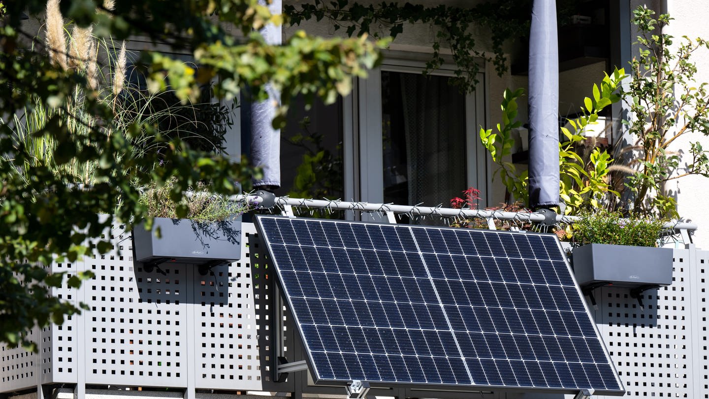 Kleine Solaranlage am Balkon eines Mietshauses (Foto: dpa Bildfunk,  Sven Hoppe)
