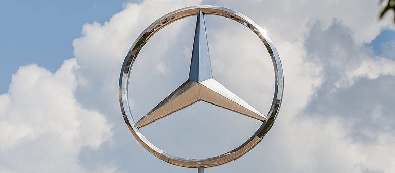 Ein Mercedes Stern vom Automobilhersteller Mercedes Benz Symbolbilder (Foto: picture-alliance / Reportdienste, K. Schmitt)