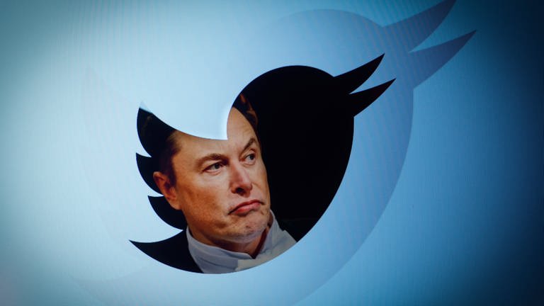Twitter Introduces New Official Badge For Users For Free Twitter owner Elon Musk is seen with a Twitter logo in this photo illustration in Warsaw, (Foto: IMAGO, IMAGO / NurPhoto)
