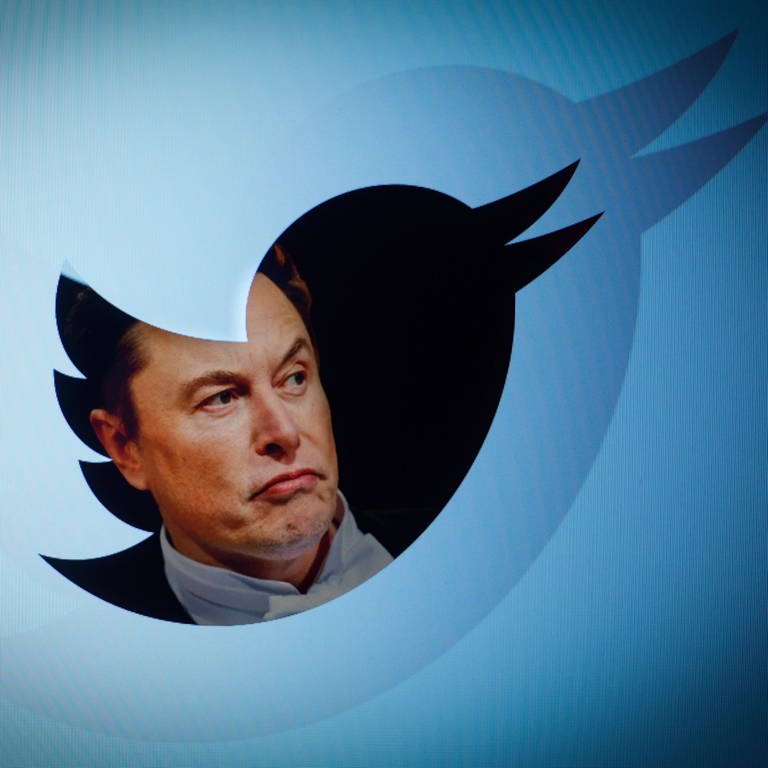 Twitter Introduces New Official Badge For Users For Free Twitter owner Elon Musk is seen with a Twitter logo in this photo illustration in Warsaw, (Foto: IMAGO, IMAGO / NurPhoto)