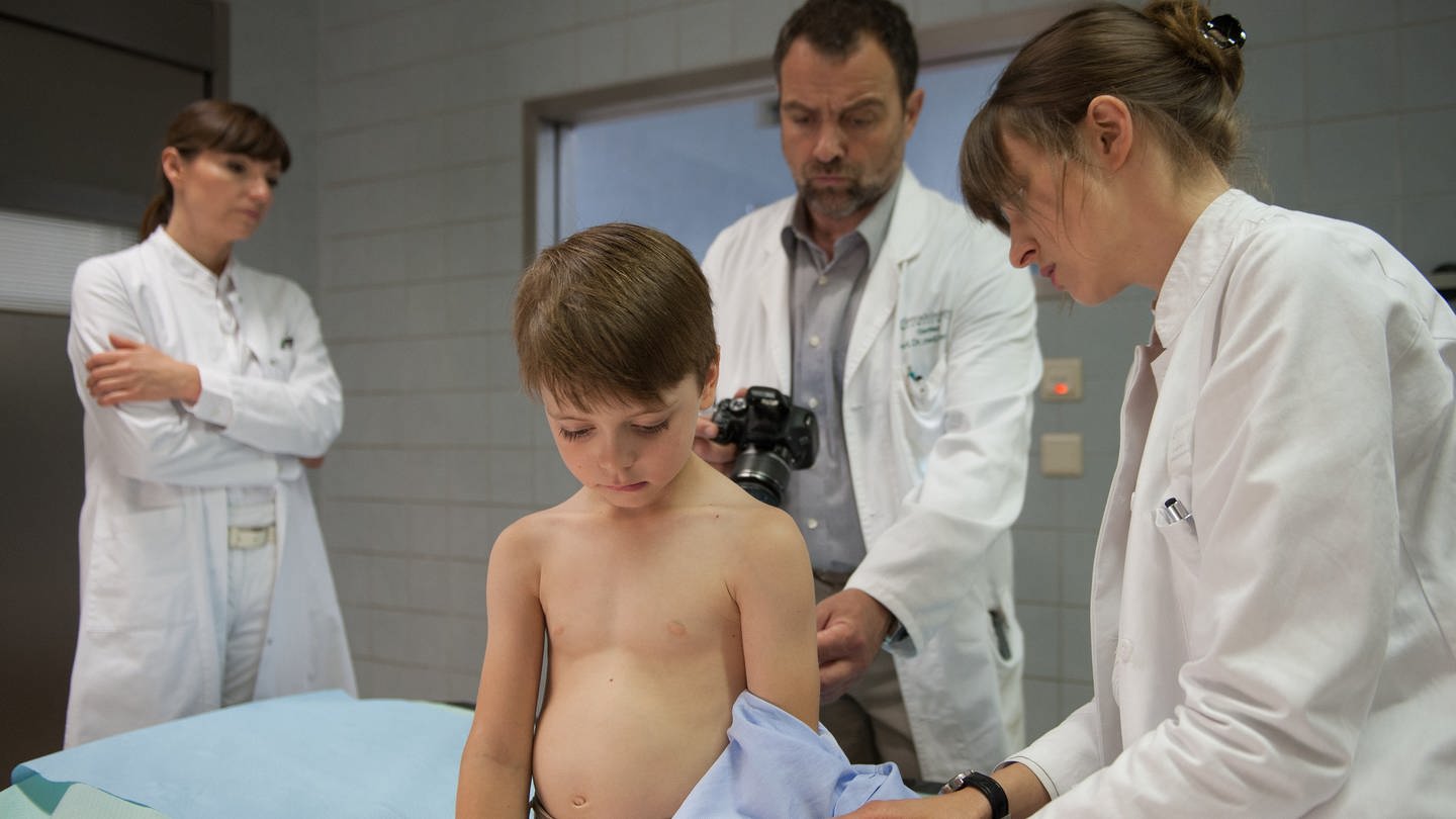 Ein Kind wird im Krankenhaus untersucht. (Foto: dpa Bildfunk, Picture Alliance)