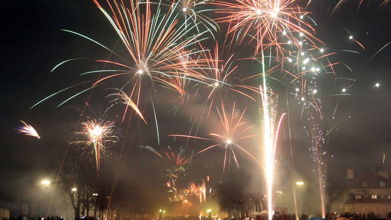 Silvester Feuerwerk zum Jahreswechsel (Foto: IMAGO, IMAGO / Kessler-Sportfotografie)