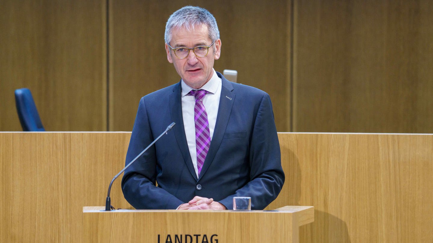 Hendrik Hering (SPD), Landtagspräsident von Rheinland-Pfalz, spricht zu den Abgeordneten. (Foto: dpa Bildfunk, picture alliance/dpa | Andreas Arnold)