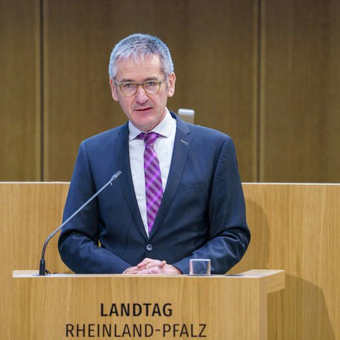 Hendrik Hering (SPD), Landtagspräsident von Rheinland-Pfalz, spricht zu den Abgeordneten. (Foto: dpa Bildfunk, picture alliance/dpa | Andreas Arnold)