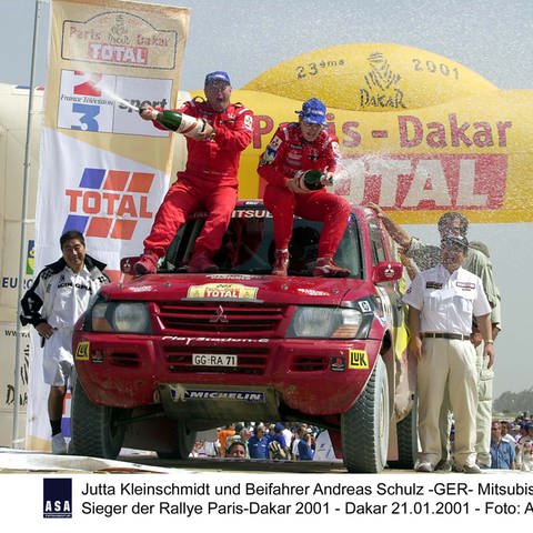 Jutta KleinschmidtAndreas Schulz -GER- Mitsubishi Pajero T2 Sieger der Rallye Paris-Dakar 2001 (Foto: picture-alliance / Reportdienste, picture-alliance / ASA | D.P.P.I.)