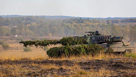 Ein Kampfpanzer Leopard 2 nimmt an der Ausbildungs- und Lehrübung des Heeres teil. (Foto: picture-alliance / dpa, picture alliance/dpa | Moritz Frankenberg)