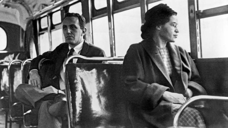 Montgomery, Alabama 1956: Rosa Parks sitzt im Bus und schaut aus dem Fenster (Foto: IMAGO, UIG)