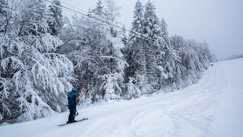 Ein Skifahrer lässt sich mit einem Bügellift am Wiedener Eck eine Skipiste hinaufziehen (Foto: picture-alliance / Reportdienste, picture alliance/dpa | Philipp von Ditfurth)
