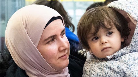 Mutter mit Kind, Flüchtlinge aus der Türkei,  Foto vom 14.01.2020 vom Flughafen Hannover (Foto: picture-alliance / Reportdienste, Foto: Julian Straenschulte)