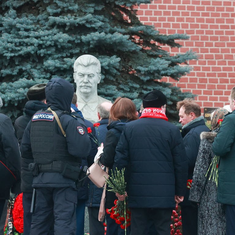Communist Party members are seen by a bust of Joseph Stalin as they gather in Red Square to lay flowers at Lenin s Mausoleum to mark the 99th death anniversary of Russian revolutionary Vladimir Lenin (Foto: IMAGO, Sergei Fadeichev/TASS PUBLICATIONxINxGERxAUTxONLY 56944977)