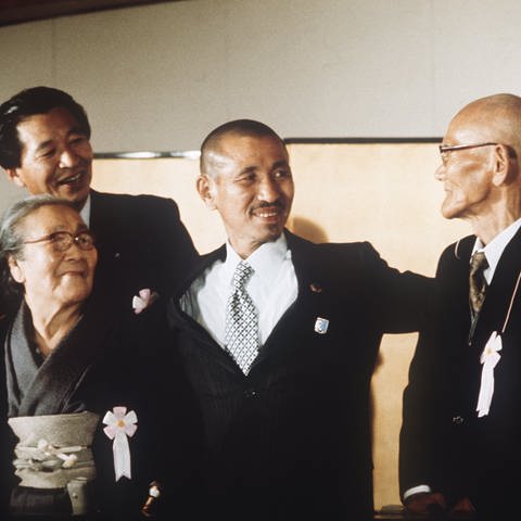 Hiroo Onoda, Wiedersehen mit seiner Familie am 12. März 1974 auf dem Flughafen Haneda in Tokio (Foto: picture-alliance / Reportdienste, picture-alliance / dpa | Panasia)