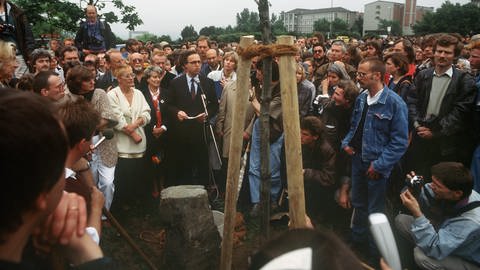 In Kassel wird am 13. Juni 1987 der letzte von 7000 Bäumen der von dem Kunstprofessor Joseph Beuys vor fünf Jahren initiierten "Stadtverwaldung" gepflanzt. (Foto: picture-alliance / Reportdienste, picture-alliance / dpa | Schilling)