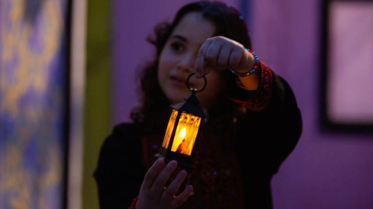 Ein Mädchen hält eine traditionelle palästinensische Lampe, die für den Ramadan typisch ist (Foto: picture-alliance / Reportdienste, ZUMAPRESS.com | Yousef Masoud)