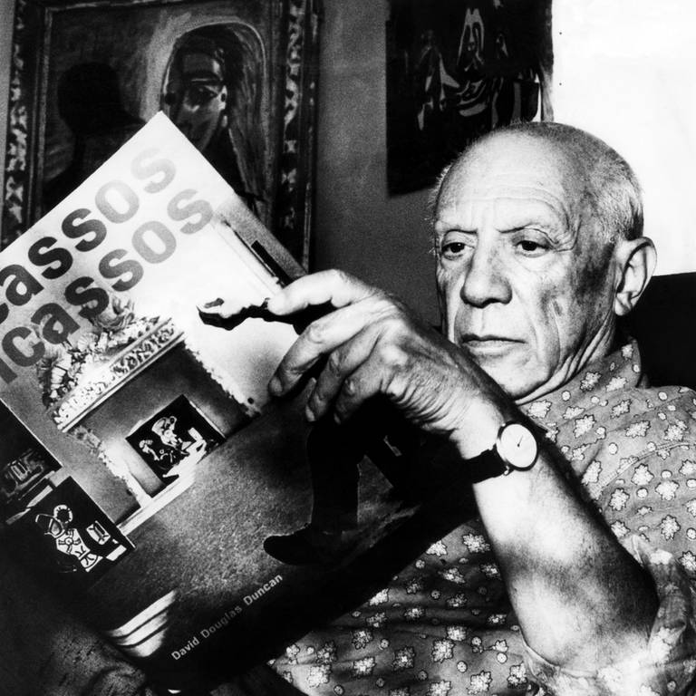 Artist Pablo Picasso reads fom his book at his home on the French Riviera. 101960. Courtesy: CSU ArchivesEverett Collection. (Foto: picture-alliance / Reportdienste, picture alliance / Everett Collection | Copyright © CSU Archives/Everett Collection / Everett Collectio)