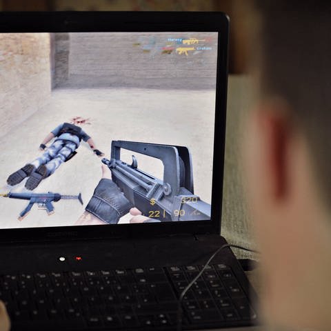 Jugendlicher spielt an seinem Laptop das Killerspiel Counter-Strike . (Foto: IMAGO, IMAGO / MiS)
