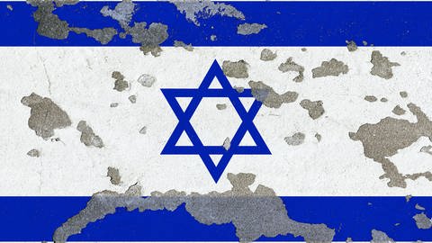 Die Nationalflagge von Israel auf einer Wand mit abgeplatzter und rissiger Wandfarbe. (Foto: picture-alliance / Reportdienste, picture alliance / SULUPRESS.DE | Torsten Sukrow / SULUPRESS.DE)