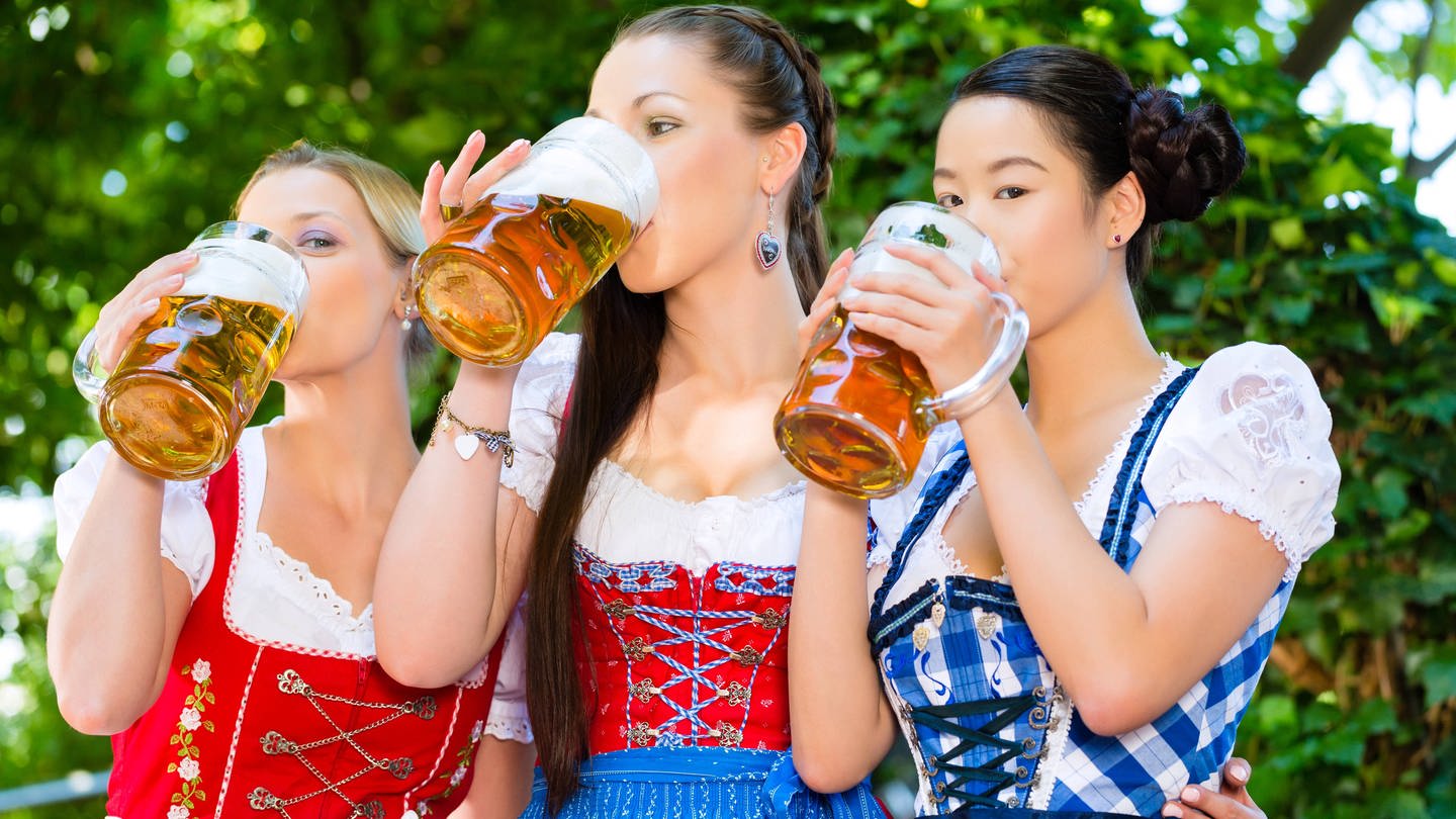 Frauen im Dirndl mit Bier (Foto: IMAGO, YAY Images)
