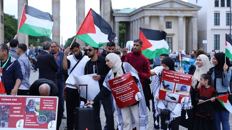 Nach dem Tod der palästinesischen Journalistin Shireen Abu Akleh protestieren auch in Deutschland Palästinenser für Aufklärung  (Foto: IMAGO, IMAGO / ZUMA Wire)
