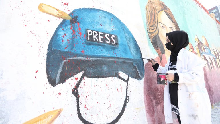 Streetart-Künstlerin erinnert in Gaza Stadt an die getötete palästinesische Journalistin Shireen Abu Akleh  (Foto: IMAGO, IMAGO/ZUMA Wire/ Ashraf Amra)
