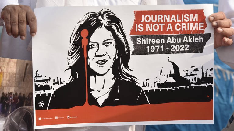 Plakat: Nach dem Tod der palästinesischen Journalistin Shireen Abu Akleh  (Foto: IMAGO, IMAGO/Hindustan Times)