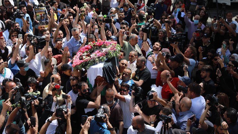 Tausende geben dem Sarg der palästinesischen Journalistin Shireen Abu Akleh die letzte Ehre  (Foto: IMAGO, IMAGO/Muammar Awad/Xinhua)