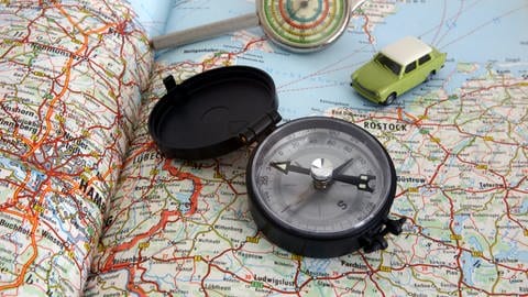 Digital Detox: Auf einer Landkarte liegen Kompass, Matchboxauto und andere Geräte (Foto: picture-alliance / Reportdienste, indiv)