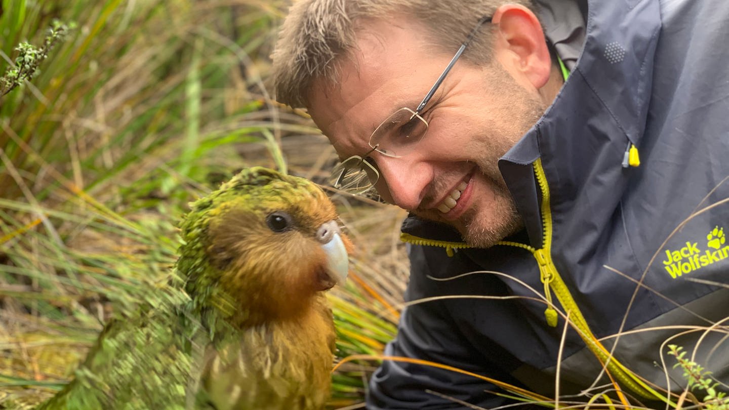 Michael Lierz, Vogelmediziner mit einen Vogel: Kakapos (Foto: Deidre Vercoe)