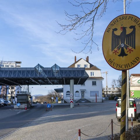 Das Wappen der Bundesrepublik Deutschland ist am Grenzübergang zu Lörrach zu sehen. (Foto: dpa Bildfunk, Georgios Kefalas)