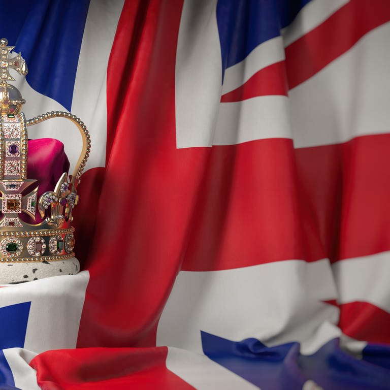 Kronjuwelen von Großbritannien: Edwardskrone mit Union Jack -  zur Krönung von Charles III. (Foto: IMAGO, agefotostock)