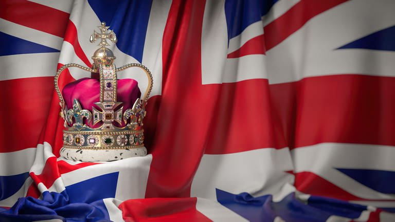 Kronjuwelen von Großbritannien: Edwardskrone mit Union Jack -  zur Krönung von Charles III. (Foto: IMAGO, agefotostock)