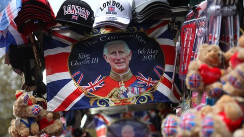 Merchandise mit King Charles III. und Union Jacks (Foto: IMAGO, Europa Press/ABACA)