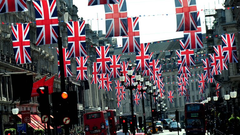 Union Jacks hängen über einer Straße (Foto: IMAGO, imago stock&people)