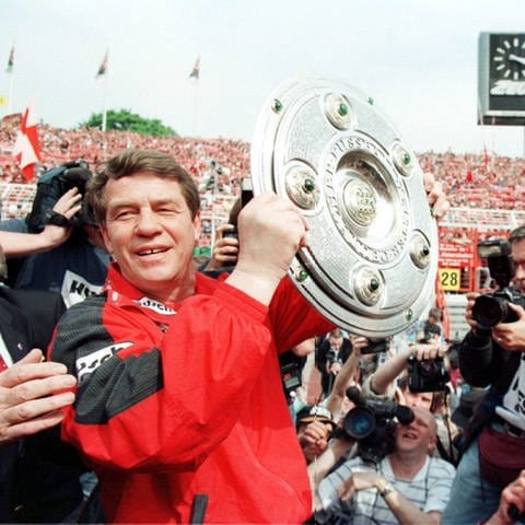 Der Lauterer Trainer Otto Rehhagel präsentiert 1998 die Meisterschale nach dem Gewinn der Deutschen Meisterschaft im Herrenfußball (Foto: IMAGO, IMAGO / Oliver Behrendt)