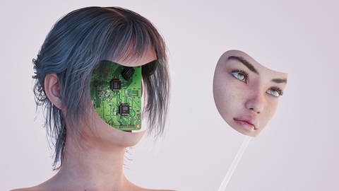 Gefakte Wirklichkeit - eine Frau hält eine Maske ihres Gesichts in der Hand (Foto: picture-alliance / Reportdienste, picture alliance / Bildagentur-online/Blend Images | Blend Images/Donald Iain Smith)