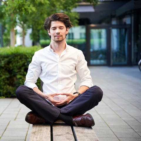 Businessman doing yoga on a bench in the city (Foto: picture-alliance / Reportdienste, picture alliance / Westend61 | Philipp Nemenz)